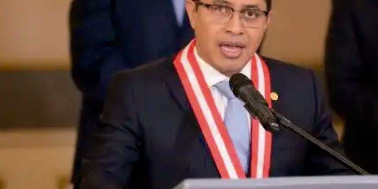 CONGRESISTA EDWARD MÁLAGA RECOLECTA FIRMAS PARA MOCIÓN CENSURA CONTRA EL PRESIDENTE JOSÉ MARÍA BALCÁZAR