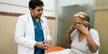 Olvidos frecuentes y cambios de conducta podrían ser señales tempranas de demencia en adultos mayores