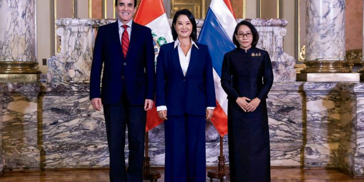 PRESIDENTA KEIKO FUJIMORI RECIBE CARTAS CREDENCIALES DE CINCO EMBAJADORES